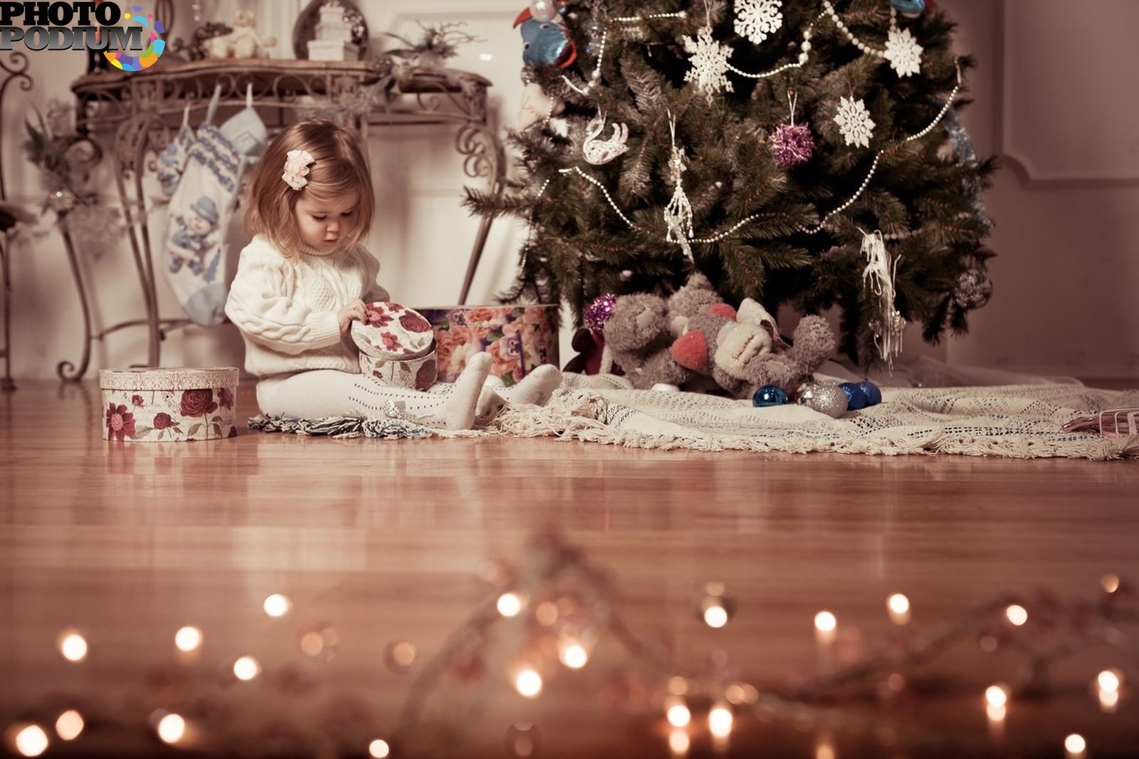 В ожидании новогоднего чуда. Девочка в ожидании новогоднего чуда. Ребенок в ожидании новогоднего чуда. Новогоднее чудо девушка. Девочка сидит под елкой.