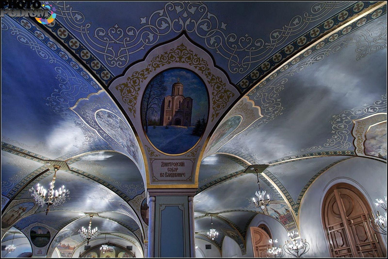Церковный зал храма спасителя. Оранжерея в храме Христа Спасителя с павлинами зрительный зал.