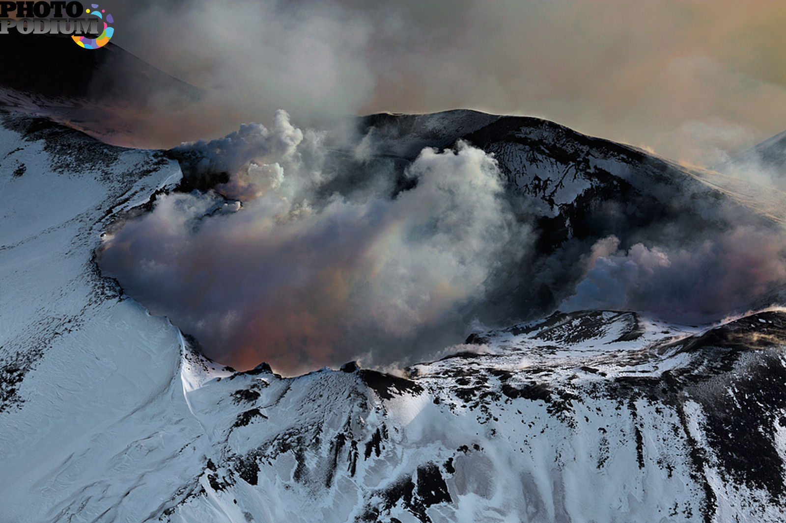 Вопреки известных представлений вулкан не всегда выглядит. Вулкан Этна. Гора Этна. Вулкан сверху. Вулканы Италии.