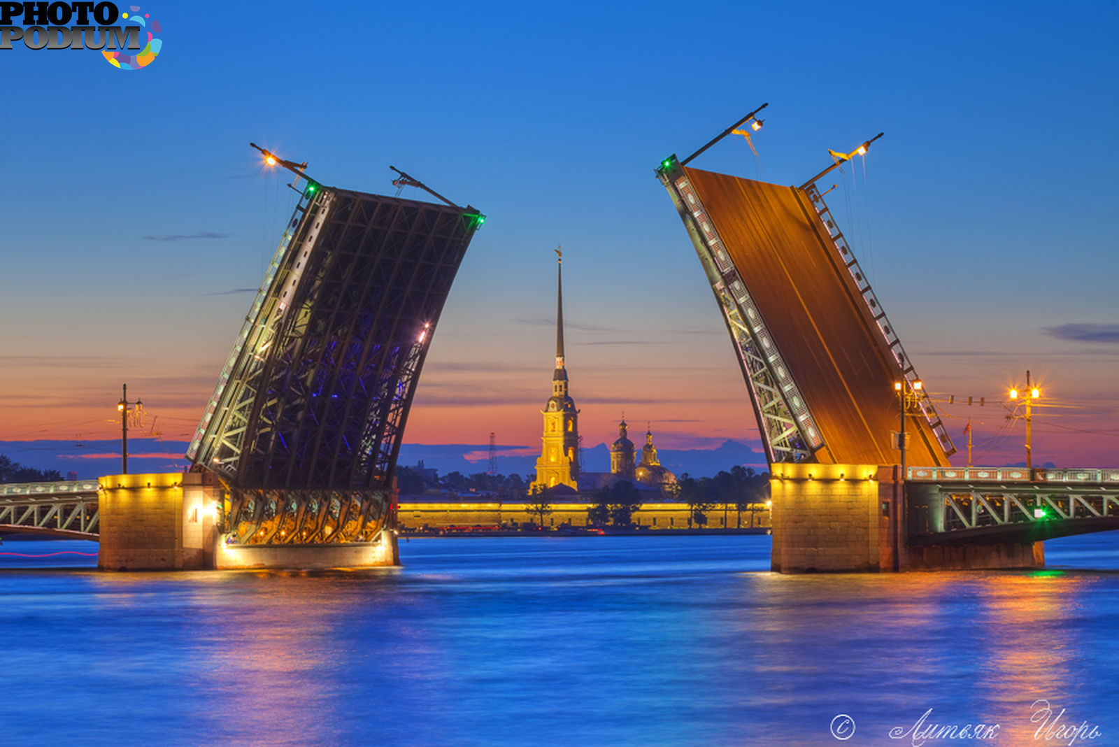 Дворцовый мост в Санкт-Петербурге неразведенный