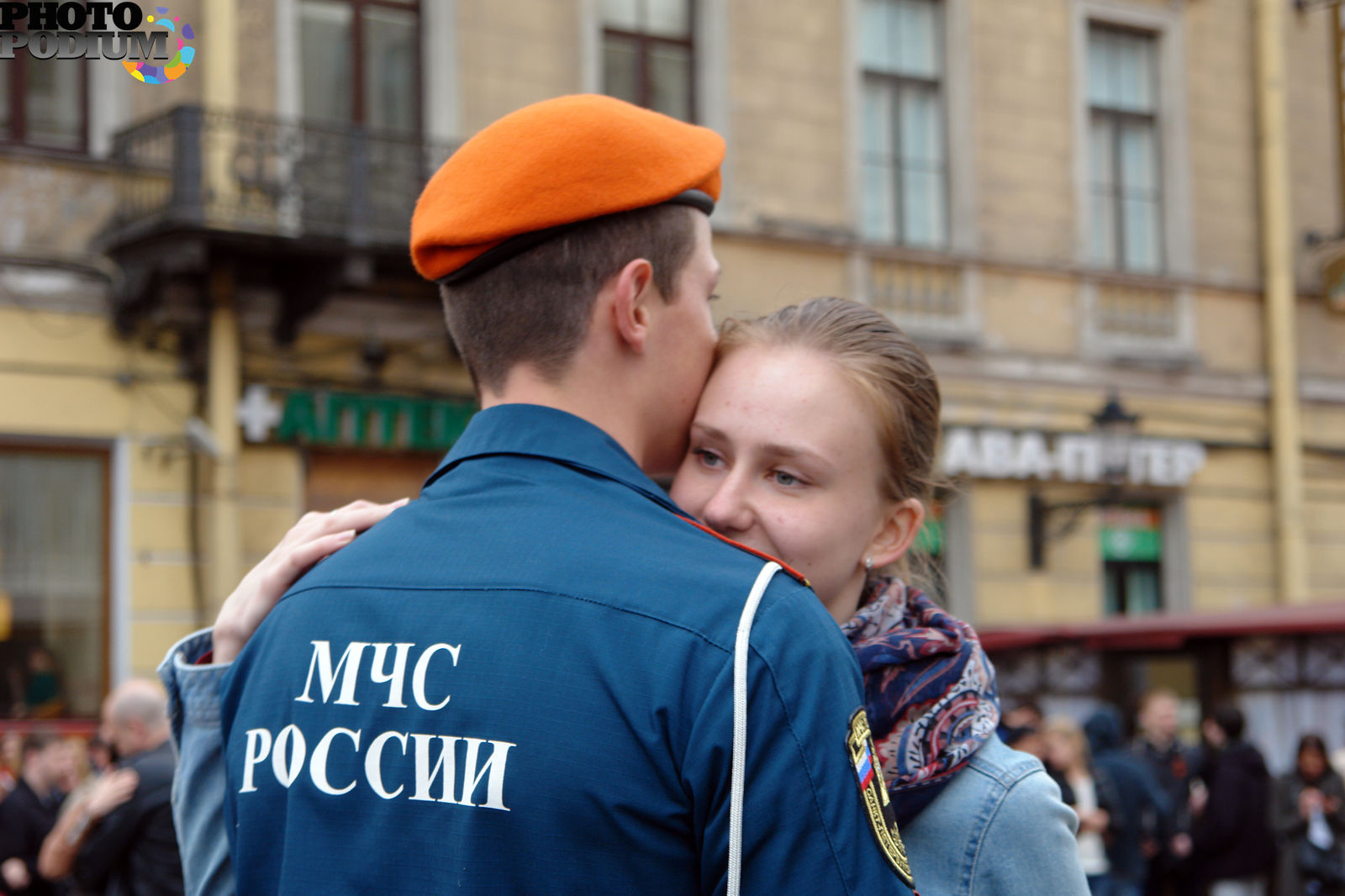 В надежных руках. Россия в надежных руках. Женщина в надежных руках. МЧС В надежных руках. Надежные руки фото.