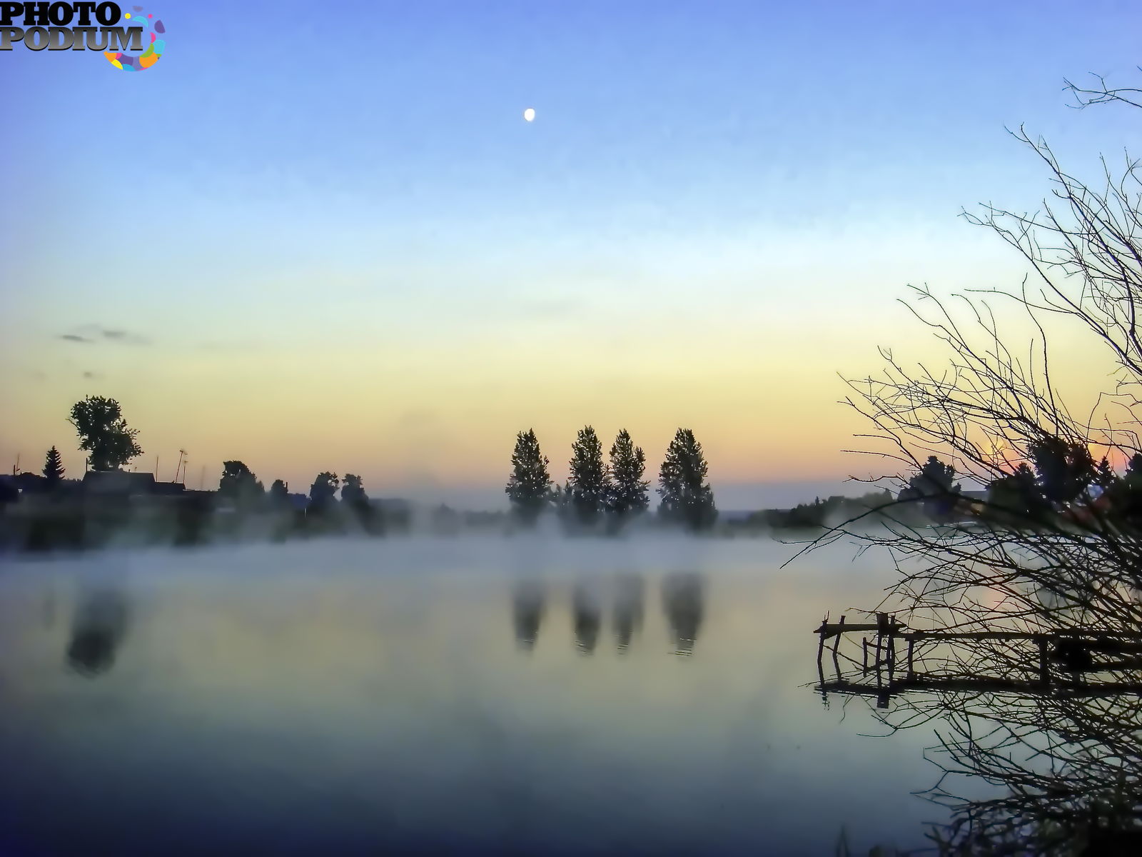 Бежит река в тумане тая слушать. Рассвет на озере. Раннее утро. Утро на озере. Туман над рекой.