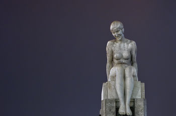 Смотри, ей весело грустить такой нарядно обнажённой А. Ахматова , правда про другую статую