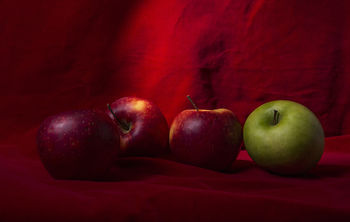 Красный натюрморт с зелёным яблоком