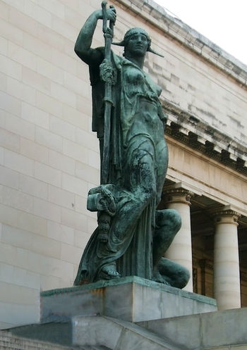 Статуя у входа в Капитолий