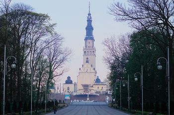 Аллея Пресвятой Девы Марии.Ясногорский монастырь