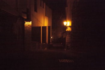 Ночь, улочка, фонарь...