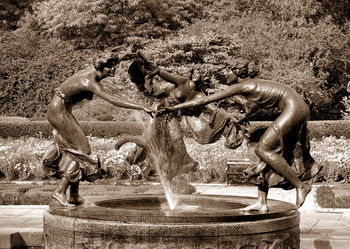 Three Dancing Maidens Fountain, Central Park, New York City. Фонтан "Три танцующе грации", расположен в Центральном Парке Нью-Йорка.