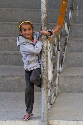 Девочку у лестницы. Индия.