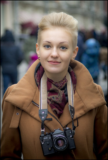 Настя из Люберец....поддерживает отечественную фототехнику