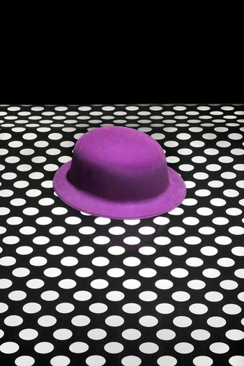 Фиолетовая шляпа и белый горошек