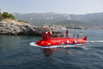Красная подводная лодка