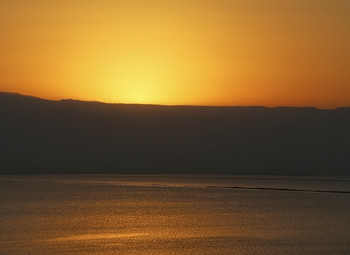 Рассвет над Мертывм морем