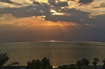 Рассвет на Мертвом море