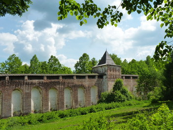Восточная стена и башня Борисоглебского монастыря