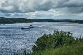 ...Течёт река Волга...