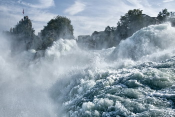 Блестели брызги водопада, кристаллом кварца на свету...
