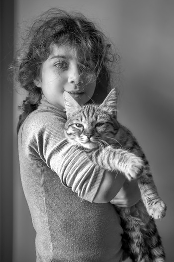 Девочка с кошкой