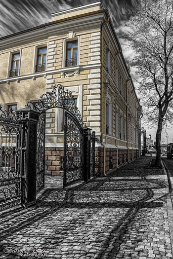 Московские зарисовки..Тени на мостовой.