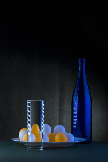 Натюрморт с шариками и синей бутылкой