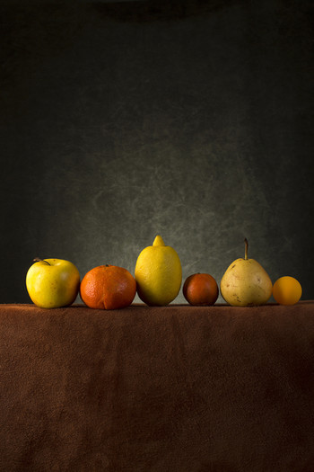 Натюрморт с фруктами на столе
