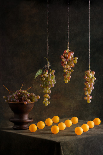 Натюрморт с виноградом и оранжевыми шариками