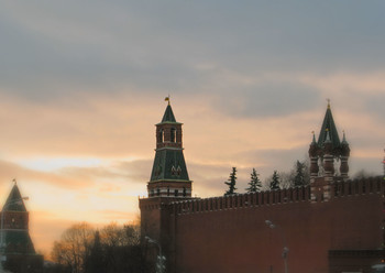 Утро красит нежным светом стены древнего Кремля...