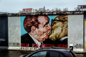 Берлинская стена из окна автобуса