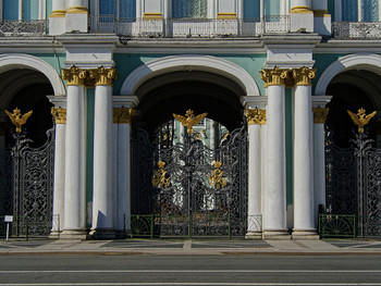 Entrance to the courtyard of the Winter Palace. 