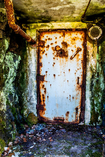 Старая дверь в неизвестность.
