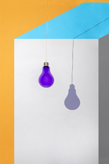 Геометрический натюрморт с Тенью от фиолетовой лампочки