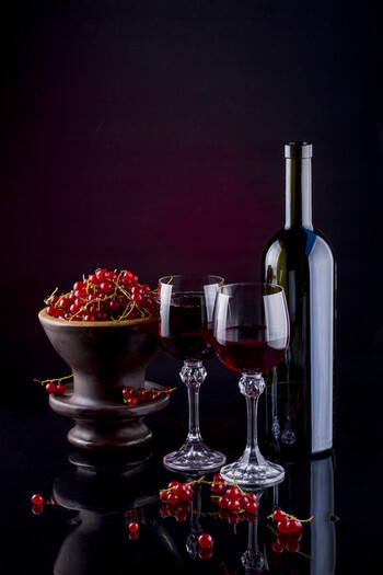 Натюрморт со смородиной и красным вином
