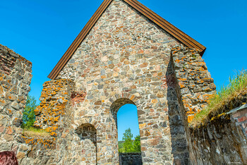 Руины церкви.