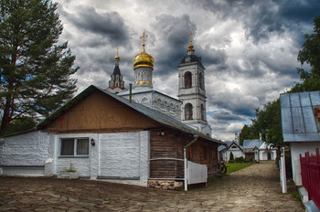 Подворье...