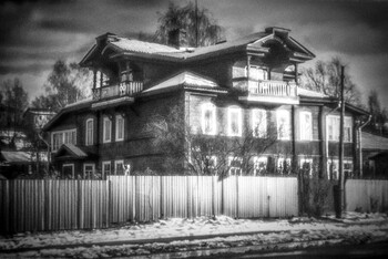 День солнечный. Объектив перископ. Боровичи. Ноябрь. 2025 г.