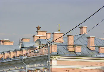Дом со звездой и крестом на крыше