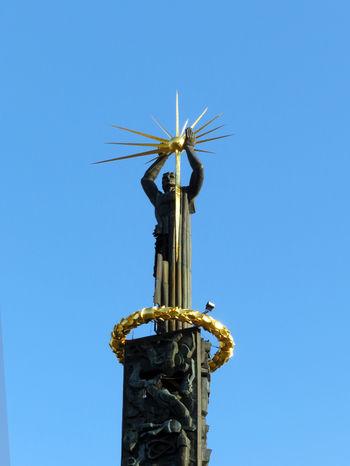Монумент в Тбилиси "Человек и солнце"