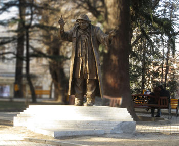 Памятник Рамазу Чхиквадзе.
