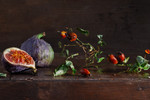 Evgeny Kornienko : Натюрморт с инжиром и шиповником 