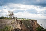 Алексей Щукин : Скамейка на берегу 